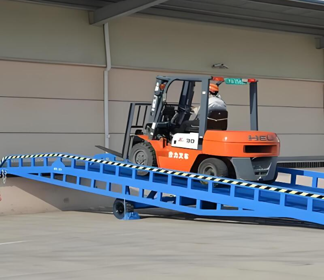 黎安镇移动式卸货平台（叉车用）